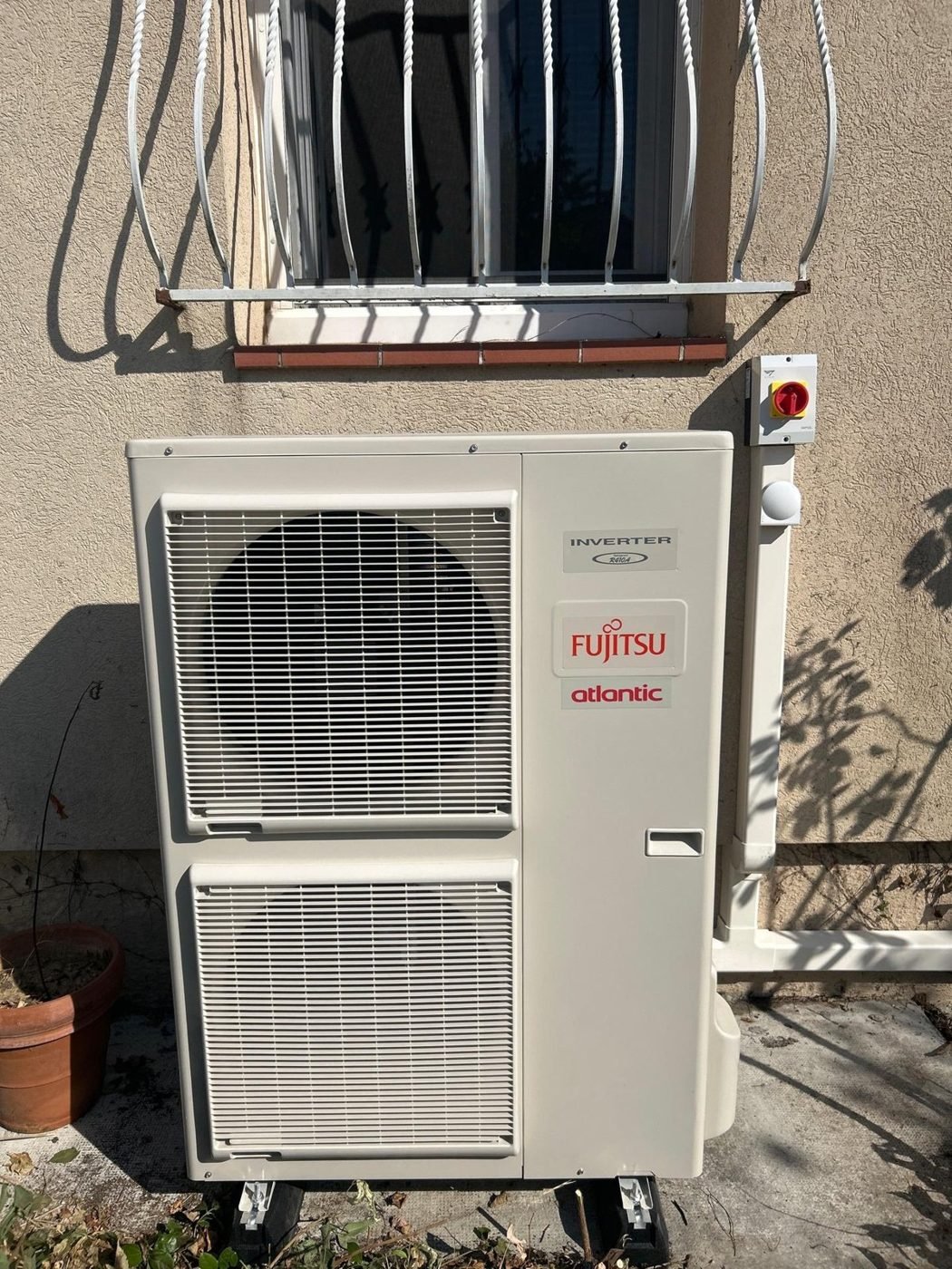 Unité extérieure de pompe à chaleur air/eau sur supports