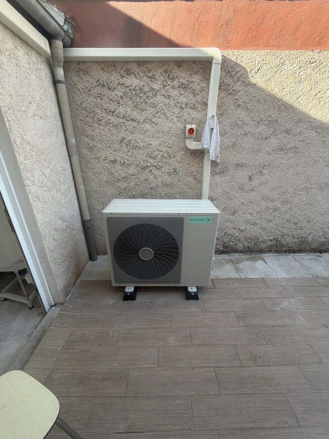 Pompe à chaleur posée sur terrasse