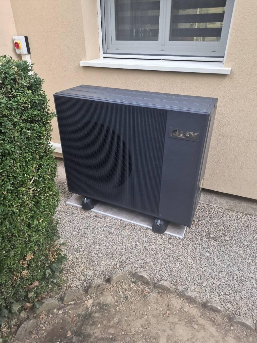 Pompe à chaleur monobloc installée devant la maison