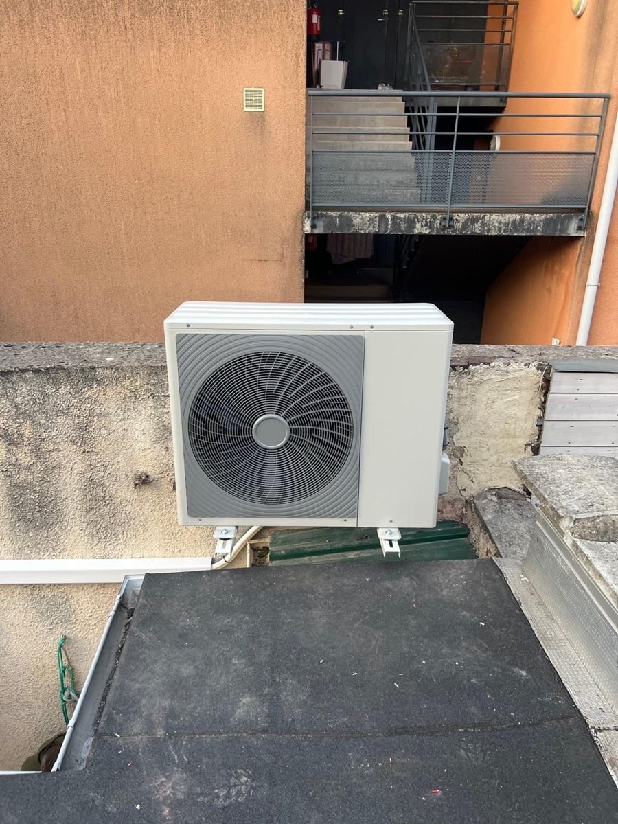 Unité extérieure de pompe à chaleur sur terrasse